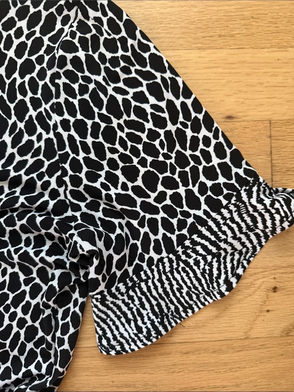 Michael Kors Medium Black & White animal print Short Sleeve V Neck Dress
